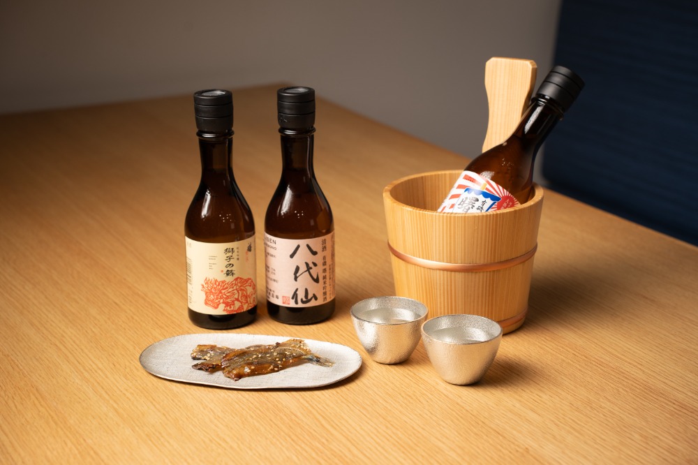 17:00お風呂上りはデッキで自然の風を感じながら、錫の酒器で晩酌