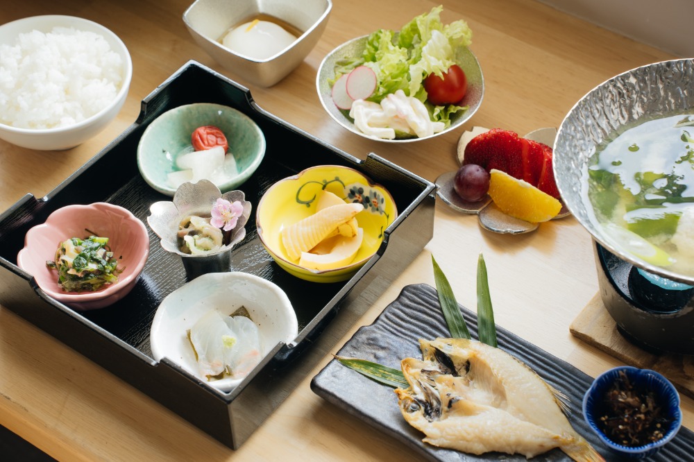 7:45 地元食材のやさしい和朝食 ここにもさりげなく錫の器が