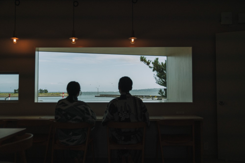 食後は海を眺めながらコーヒータイム