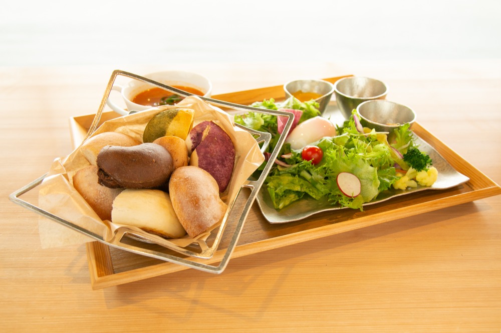 12:00 ランチはIMONO KITCHENで。 錫の器で富山の地元食材を使用したお食事をお楽しみいただけます。 錫の魅力をご体感ください!