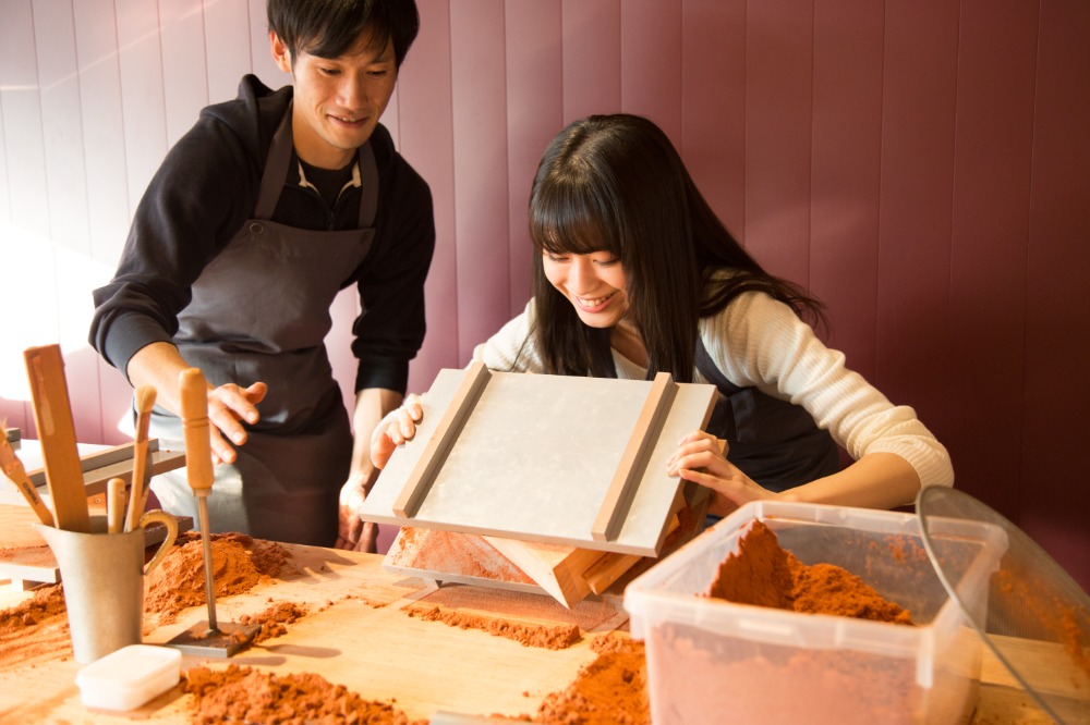 13:30～鋳物製作体験 職人と同じ技法でぐい呑などを製作いただける体験工房が人気。 世界に二つとないオリジナルの錫製品を旅の思い出に。